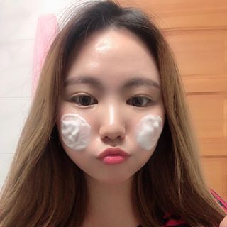 comely h on Instagram: “좋은 세안을 매일하면 민감피부에도 안정이 와요🙈 2차세안 혹은 이중세안으로 파데와 미세먼지까지 뽀득뽀득 닦아내기❗️모링가씨앗이 염증제거에 좋다더니 그래서 트러블메이커 피부가 뒤집히질 않았능가봉가,,피부재생에 도움을 주는 수크랄페이트 성분도 있다고…”
