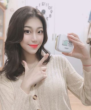 연 주 on Instagram: “#첫줄 - 악건성+예민보스인 내 피부가 드디어 인생탬을 찾아따🤭✨ . 넘나 촉촉해서 요고 하나로 물광피부 완성.! . 블루라이트를 차단해주는 루테인도 함유하고 있고, 피부 데미지 케어와 진정작용을 돕는 효능성분인 수크랄페이트도 함유되어있어 요즘같이…”