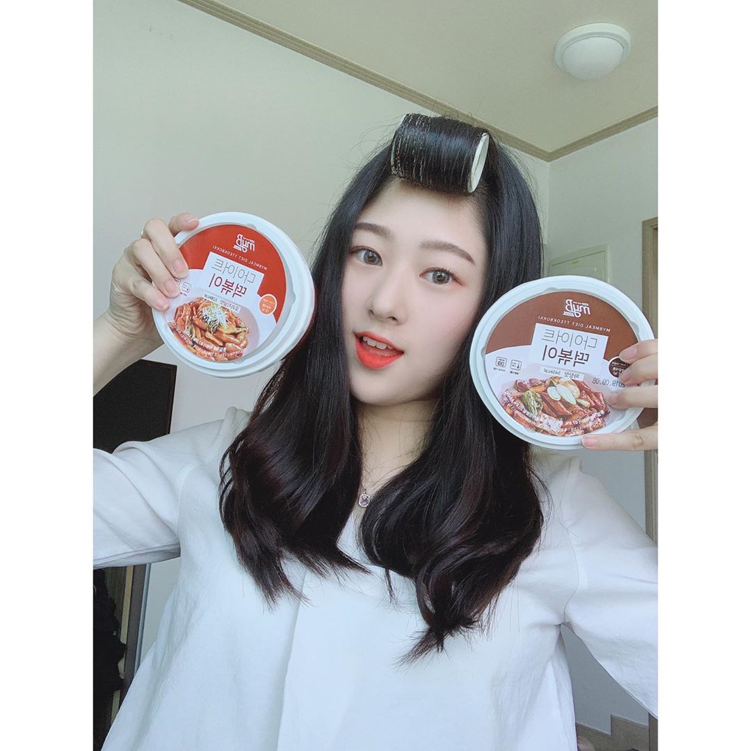 은혜 on Instagram: “❤️🧘🏻‍♀️마이비밀 다이어트 떡볶이🧘🏻‍♀️❤️ 다이어트 할 때 닭찌찌만 먹고 어케 사냐ㅠㅠ  오늘 열심히 운동한 나를 위한 보상🥕 떡볶이😍 재료 넣고, 물 넣고, 전자레인지 3분 땡‼️🔥 통밀떡으로 만들고 무기질과 비타민도 골고루 들어서 죄책감…”
