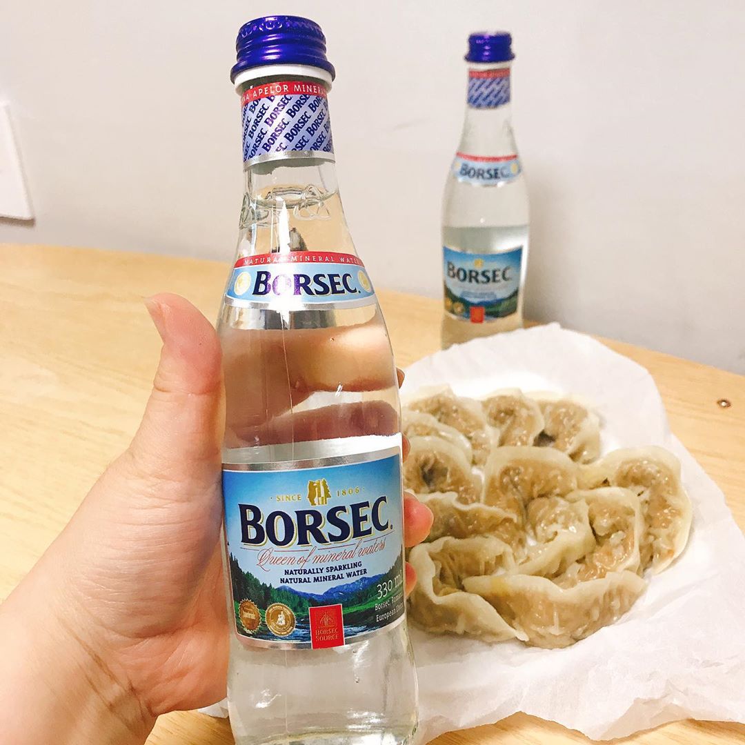 레브 on Instagram: “. #천연탄산수 가공되지 않은 천연탄산수 . 집에서 엄마가 만든 참치마요와 갈비만두 . 콜라는 집에 없으니 천연탄산수 보르쉑 . . . 인공탄산과는 다른 느낌! . 미네랄 함양이 높은 보르섹 탄산수 . 다음엔 에이드로 먹어봐야지! . . . .…”