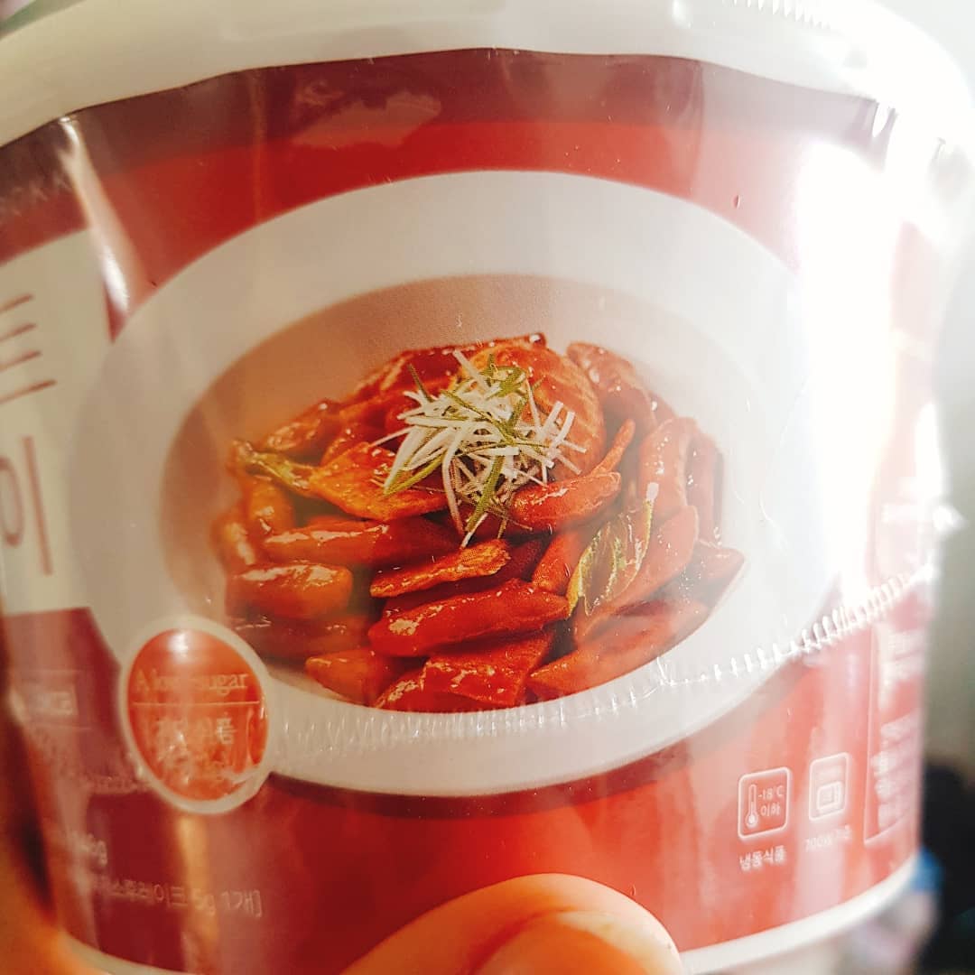 @hee_ji__ on Instagram: “집에서 요리하기는 귀찮고 하지만 떡볶이는 먹고싶을때...
#떡볶이 #소울푸드 #편하군 #도배미안해요 #먹고운동해야지 
#마이비밀 #다이어트식품 #다이어트떡볶이 #곤약떡볶이”