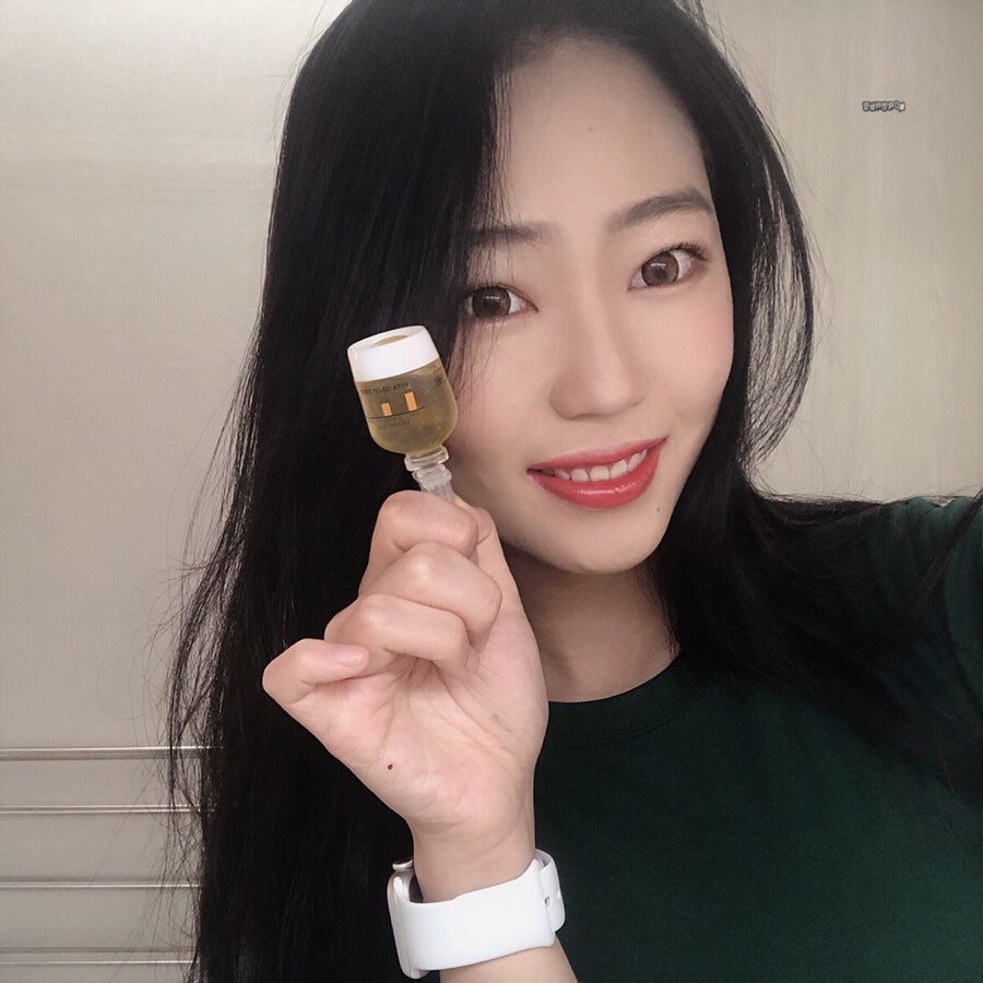 HyeRyeong (ᎪNN) on Instagram: “시험기간이 다가오면서 망해가는 내 피부에 9가지 비타민이 포함된 #로하셀비타드롭샬앰플 로 활력 더하기🤭 . 비타민나무 수가 61%나 들어가서 그런가 진짜 쫀쫀해지는 느낌👏 . . #로하셀 #lohacell #비타드롭샷앰플 #로하셀앰플…”