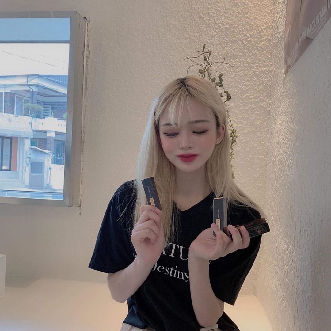 Hytsx_💜 on Instagram: “💄아르투아 내추럴 필터 립스틱💄 . . 은은하게 광택이 생겨서 피부가 더이뻐 보이게 해주는 립✨. 시어버터,에셍셩오일,산화철등 착한 성분덕에 입술 보호. ❤️리오틴토 레드,시베니크 코랄,몽마르트 핑크💛. 세가지 색상있어용 촉촉한거 좋아하시는 분들은…”