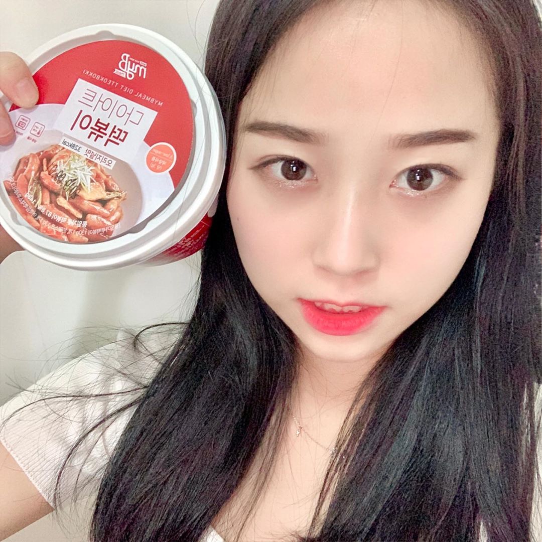한달소영 🌙 on Instagram: “나 살 진짜 많이 뺐는데 야식 떡볶이로 먹으면서 뺐당?  곤약으로 된 제품 많이 나오던데 이건 통밀로 만들어서 칼로리도 낮고 심지어 맛도 있셔,,,🙊 다이어트할때 이제 먹고 싶은 거 먹으면거 빼자 ! ☺️ #마이비밀 #다이어트식품 #다이어트떡볶이…”