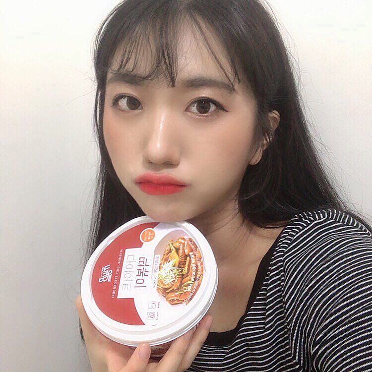 장또배기 on Instagram: “(정보)다이어트 일주일 째 임 또베기는 떡수니인뎅... 떡볶이 칼로리가 2천이라는 소리듣고 울면서 포기하고 있었는데.. 320칼로리 떡볶이 등댱,,,,개뀰딱다구리~~❤️ 무려 통밀,,,! 짜장도있다 짜잔🤯 . . #마이비밀 #다이어트식품…”