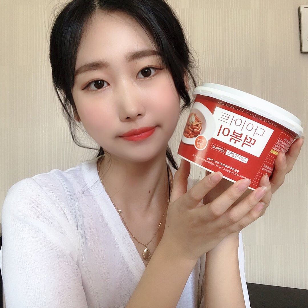 장규은 on Instagram: “통밀로 만든 다이어트 떡볶이라서 쫀득하고☺️ 편의점에서 파는 떡볶이에 비해 칼로리가 반이나 적어서 야식으로 먹기 좋은 것 같다. 일반 떡볶이랑 비교해도 될 정도로 맛있었당ㅎㅎㅎㅎ . . . #마이비밀 #다어어트식품 #다이어트떡볶이 #곤약떡볶이 #협찬…”