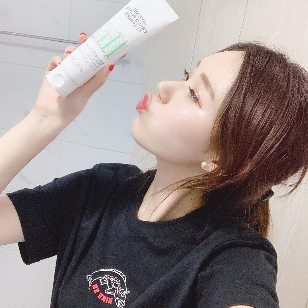바니블리 on Instagram: “피부트러블의 원인이 될 수 밖에 없는 미세먼지,, 꽃가루 ,,🤦🏻‍♀️ ⠀⠀⠀ [로하셀 세이브 미 크림 폼클렌저] 미세버블로 쫀독쫀독하게 모공 속 잔여물 케어가 필요한 날 필수🧖🏻‍♀️ 염증치료에 많이 쓰이는 수크랄페이트라는 성분으로 피부를 더욱…”