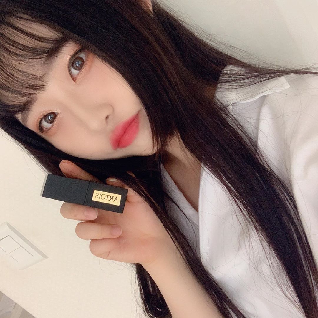 YuJin(22) on Instagram: “제 입술이 건조하고 발색이 잘안돼서 포토샵으로 하는데 이건 하지않아도 되고 계속 촉촉해서 여러분들께 추천합니다🤗 👄 [유리알광택] 아르투아 내추럴 필터 립스틱 👄  소개할 컬러 : 리오틴토 레드, 시베니크 코랄, 몽마르트 핑크  특징 : 촉촉함,…”