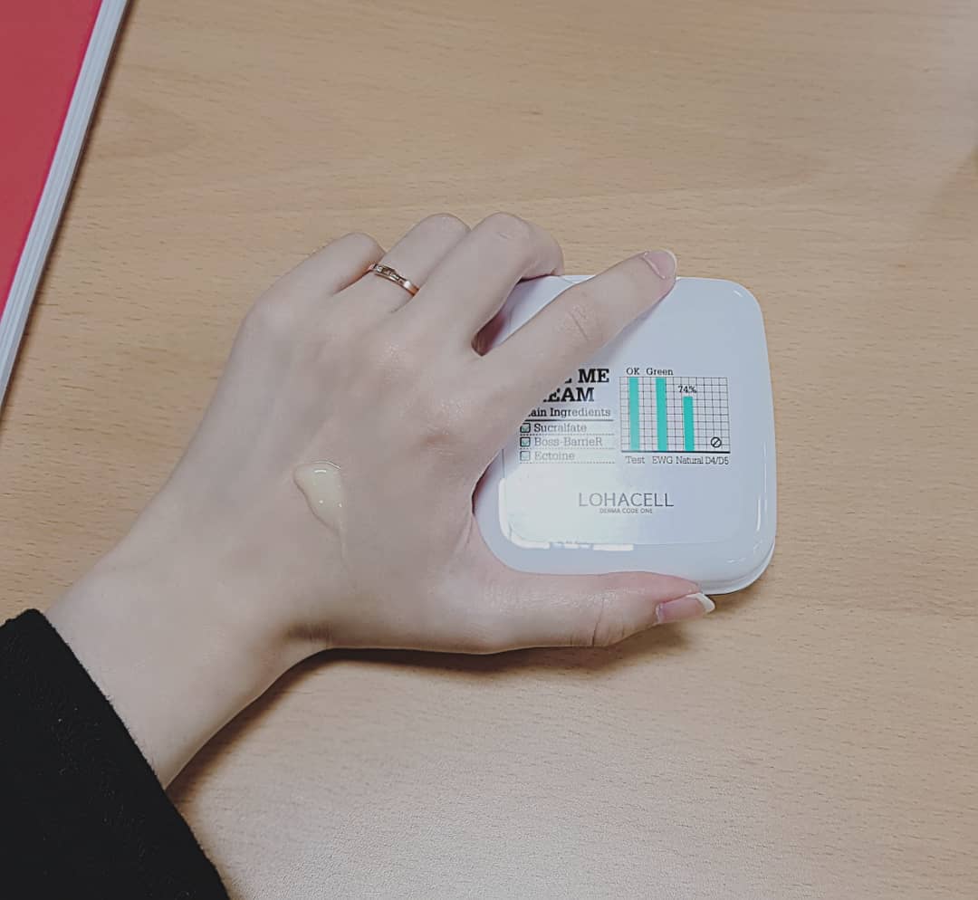 장은진 on Instagram: “💛 여름밤에 사용하기 좋은 적당하게 촉촉꾸덕한 제형! 💛 미세먼지, 블루라이트 유해성분 3중 필터링 기능, 수크랄페이트 성분이 포함된 제품! . . #로하셀 #로하셀세이브미 #로하셀세이브미크림 #로하셀크림 #미세먼지차단 #크림추천 #수크랄페이트…”