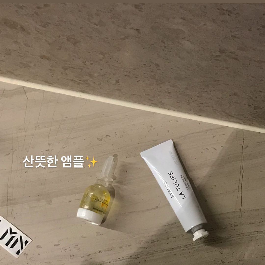 은지 on Instagram: “템플 다녀 온 이후 주근깨 더 생긴듯 .. #피부관리”