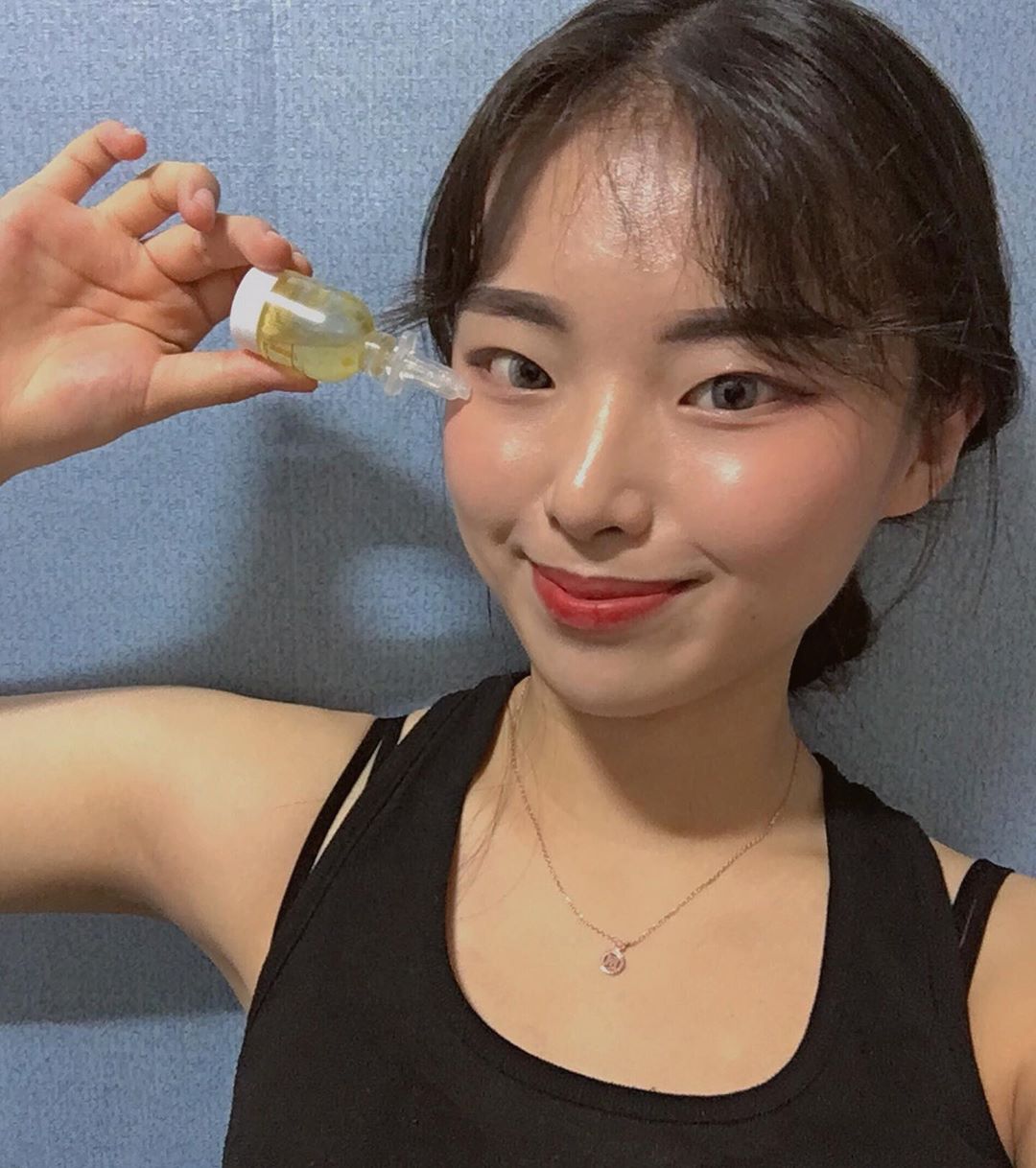 박한글 한그륵그륵 on Instagram: “로하셀 비타 드롭샷 앰플🌟 피부가 많이 예민한 타입인데 저자극이라 피부가 올라오지도 않고 화장도 잘먹어서 너무 좋았어요 감사합니다아😖✨❗️❗️ #lohacell #로하셀 #비타드롭샷앰플 #로하셀앰플 #로하셀드롭샷앰플 #피부활력 #주름개선 #미백…”