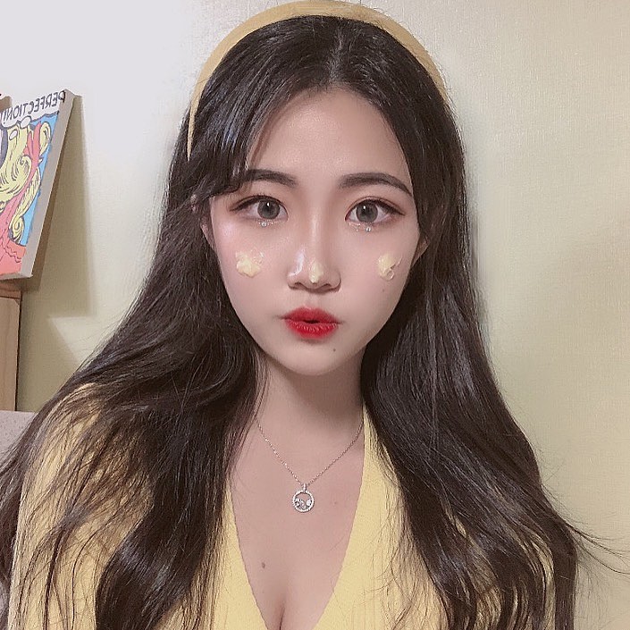 김보미 on Instagram: “⠀⠀⠀ 수분 부족 가뭄피부를 꿀🍯피부로 바꿔준 아이템 ! 물과 기름에는 녹지않는 성분을 피부에 쏘옥 흡수시켜주는 수크랄페이트성분 덕분에 쫀득쫀득 수분가득한 피부완성 ✌🏻✌🏻 현대인의 생명인 스마트폰과 노트북부터 LED등까지 생활에서 빠질수 없는…”