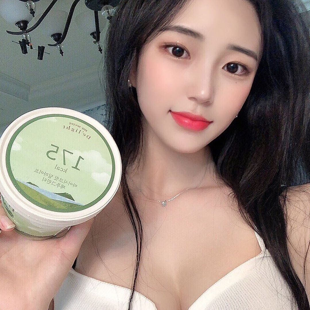 가영 (만 22) on Instagram: “곧 날씨가 더 더워질테니까 미리 구비해놓은 마이비밀 아스쿠림 🍧 위에 저칼로리 시리얼이랑 견과류 뿌려먹으면 더 존맛탱이란걸 왜몰라...✨ 지금 와디즈 펀딩을 통해 40프로 할인중이니까 저렴하게 구매하시려면 지금! 정식 홈페이지 판매는 9월이라구…”