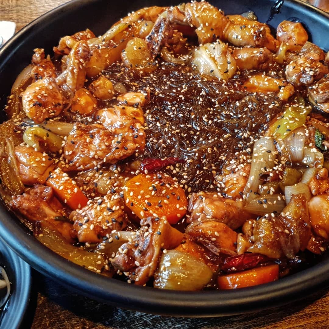@dddoss_bread on Instagram: “찜닭 러버니까 오랜만에 찜닭먹어주긔  닭두좋구 당면도 좋고🧚‍♀️ 뭔가 정성스레 엄마가 만들어준 찜닭맛이당 살도 실하구 깔끔. 존맛이라며 친구랑 둘이서 한마리 끝냄ㅋㅋㅋㅋ 밥도 먹고팠는데 도저히 배가불러성 못 먹움😭  생긴 지 얼마 안 돼서 깔끔하구…”
