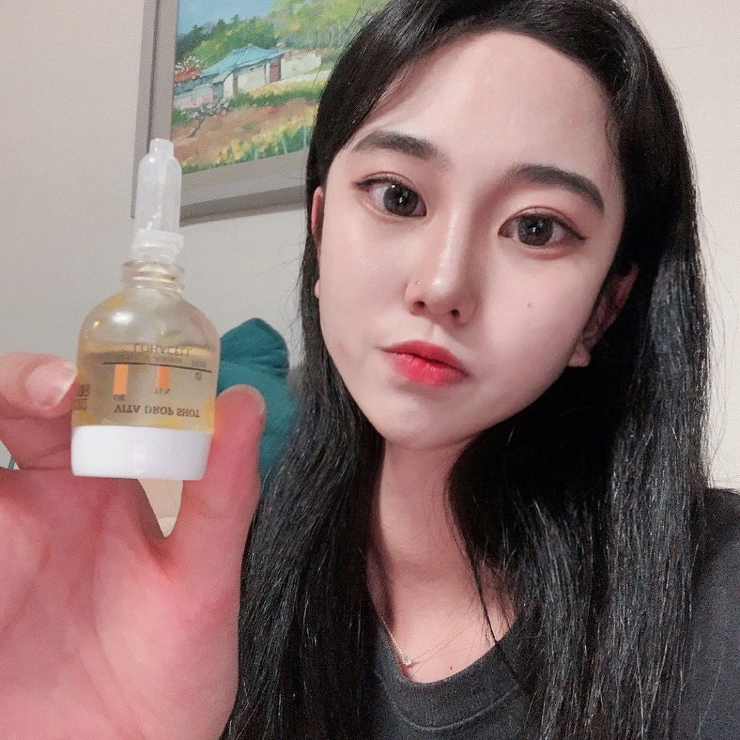 @xxi__a on Instagram: “#로하셀비타드롭샷앰플 * 지친 피부를 깨워주는 멀티 비타 활력 앰플입니다:) * 멀티 비타민을 가득 담은 오일블렌딩 제형입니다😆  미백과 주름개선에 도움을 줘요😯 이 앰플을 바르고 피부 미백에 도움을 많이 받았어요 엉엉 앰플 통이 너무 좋아요😭…”