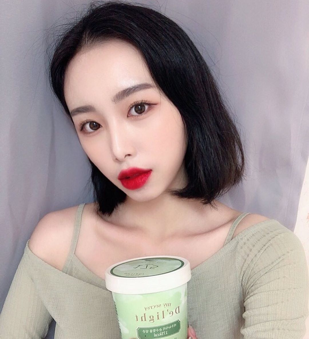 남수현 on Instagram: “저칼로리 아이스크림 ‘마이시크릿 딜라이트’ 🍦 - 말도 안돼 한통에 백칼로리 대야 🤦🏻‍♀️ 그런데 이렇게 맛있다구요 ...? 나 진짜 아이스크림 없이 못사는데 이건 맛도 있고 칼로리도 적어서 부담도 안돼 🖤 마이비밀 아이스크림은 와디즈 펀딩을 통해…”