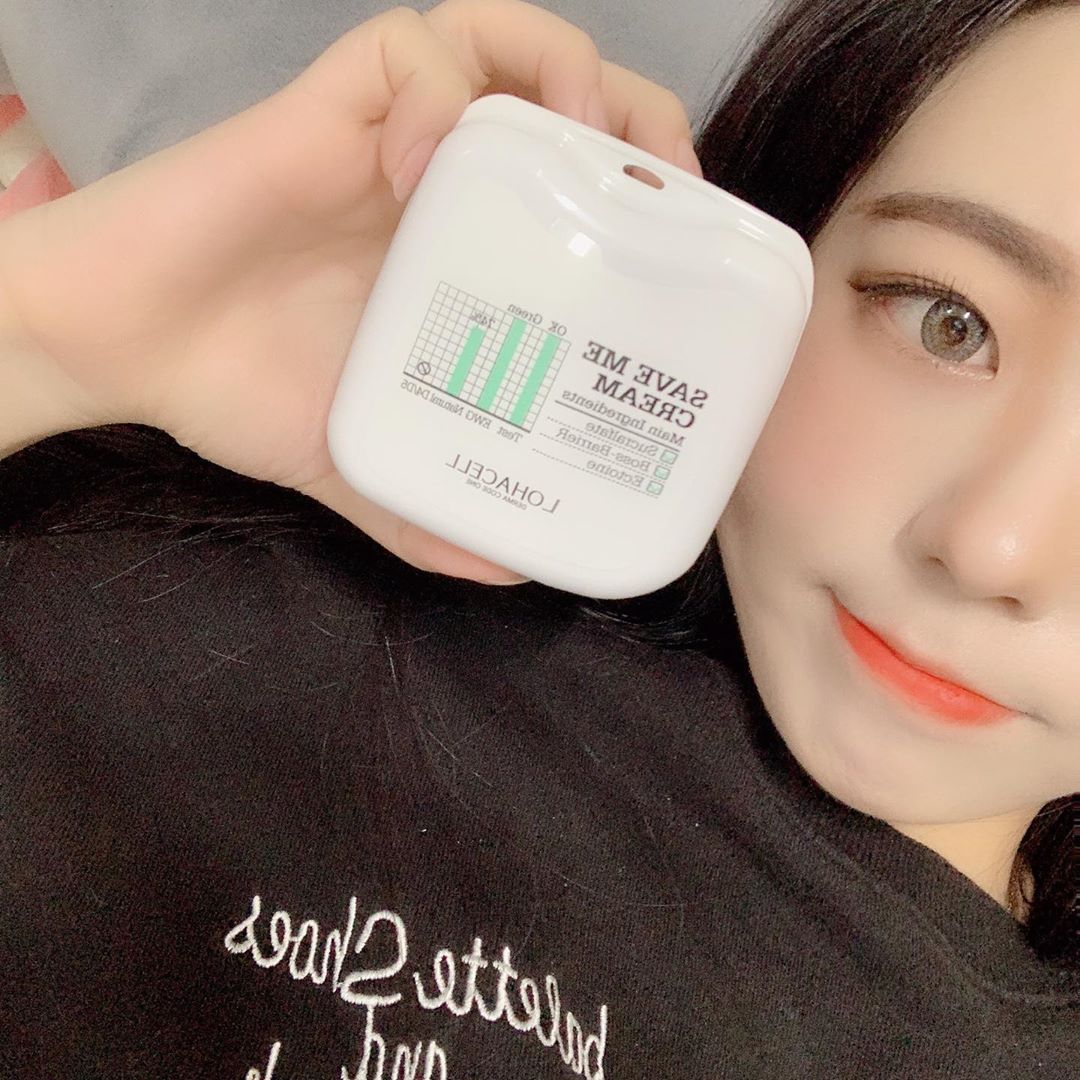 모소연 on Instagram: “미세먼지가 피부에 흡착되는걸 막아주고 전자기기에서 나오는 블루라이트까지 차단해주는 #로하셀세이브미크림 ‼️ . 바르면 끈적임없이 바로 흡수되서 화장도 잘먹네🤭 . . . . #로하셀 #로하셀세이브미 #로하셀세이브미크림 #로하셀크림 #미세먼지차단…”