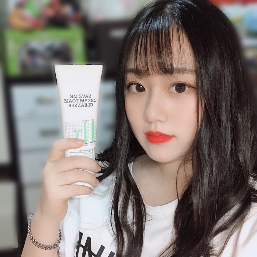 권민지 on Instagram: “✔️로하셀 세이브미 폼 클렌저 ✔️ 미세먼지로 부터 피부를 방어해주는 #모링가 와 #수크랄페이트 성분이 있어 진정케어에 좋아요 ‼️ 쫀득하고 순하고 촉촉해요 😘  #로하셀 #로하셀세이브미 #로하셀세이브미클렌저 #로하셀세이브미폼클렌저 #로하셀클렌저…”