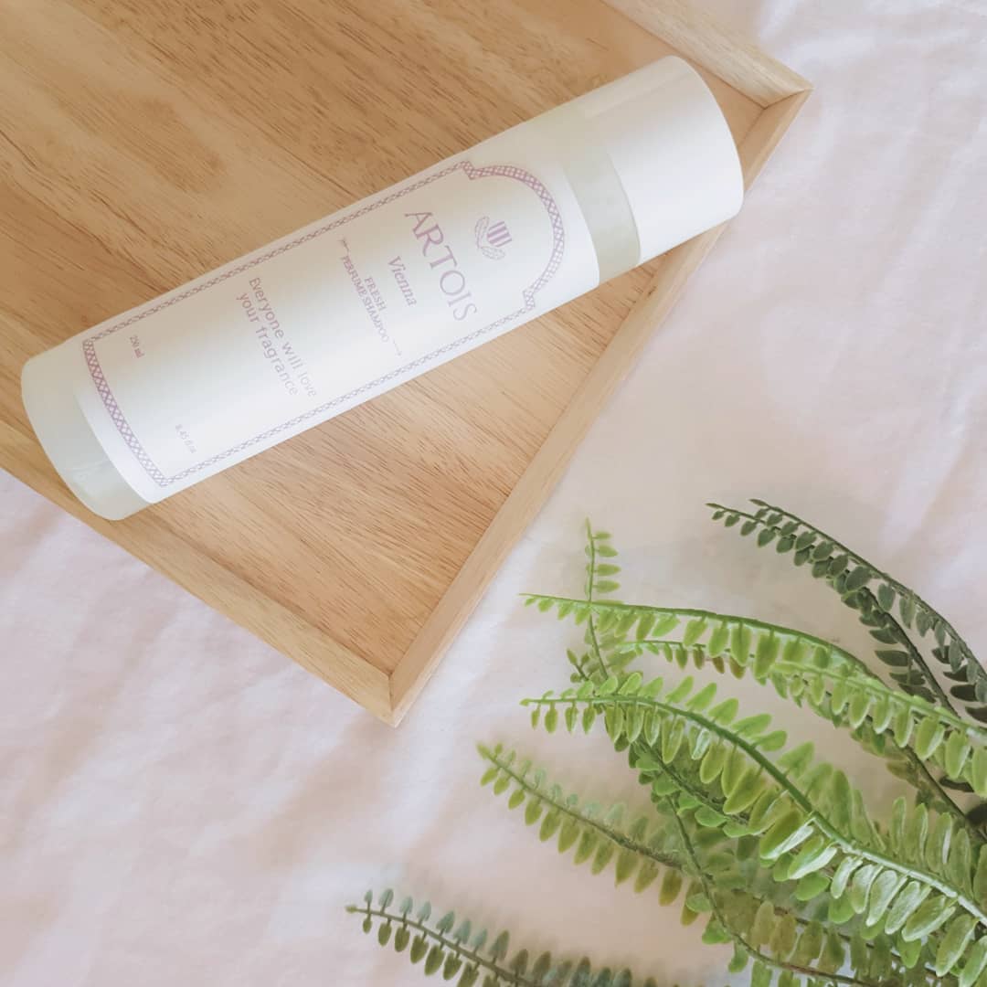 ʏᴇᴏɴɴʏ🌸 on Instagram: “- 향 좋다고 유명한 아르투아 샴푸 😀 - 쨍한 꽃향기 별로 안좋아하는 나한테 딱이다  처음 향 딱 맡았을때 떠오르는 향은 화이트머스크 였는데,  머리감고나니 베이비파우더 같은 은은한 애기향이 머리에서 퐁퐁나서 하루종일 기분좋음ㅠㅠ❤ - 한 열통…”