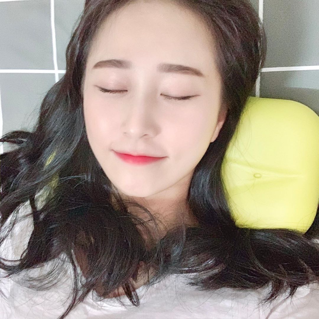한달소영 🌙 on Instagram: “요즘 몇시간 못자도 얘 덕분에 숙면중~😴 목건강에도 좋고 자면서 자세 관리도 해주는 꼬북베개! 엄마가 사용해보더니 좋다고 뺏아감,,,ㅋㅋㅋㅋㅋㅋㅋㅋㅋ
.
.
.
.

#베개추천 #기능성베개 #꿀잠베개 #베개 #꼬북베개 #데일리굳즈 #자세교정”