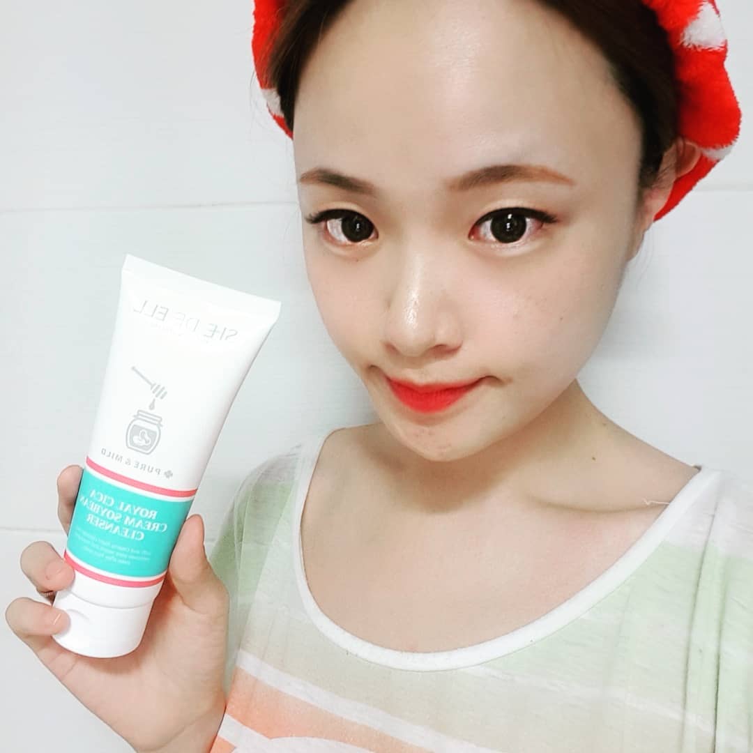 rebecca36 on Instagram: “약산성 클렌징이 좋다길래 클렌저를 새로 하나 장만했었는데용 ☺ - 2주 정도 사용하면서 호르몬 변화로 피부가 민감한 시기도 겪었는데 요거 덕분인지 트러블 없이 잘 지나갔어용 😀 - 제형은 되게 쫀~쫀~ 찐득~ 요런 제형이에요! 사진 보면 느껴지시죠?…”