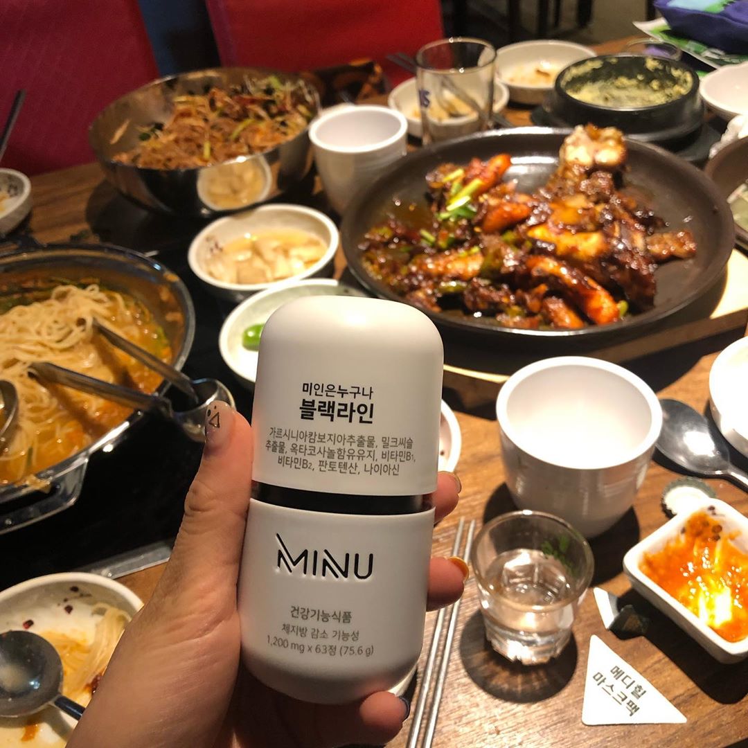 애굥 on Instagram: “요즘 필수템 미누 다이어트 ! 레드큐텐이랑, 블랙라인인데 레드큐텐은 여자, 블랙라인은 남자를 위해 나왔지만 건강기능식품이라 남녀 모두 먹어도 상관없어요!  레드큐텐은 공액리놀렌산과 코엔자임큐텐이, 블랙라인은 가르시니아와 밀크씨슬,@옥타코사놀이!!…”