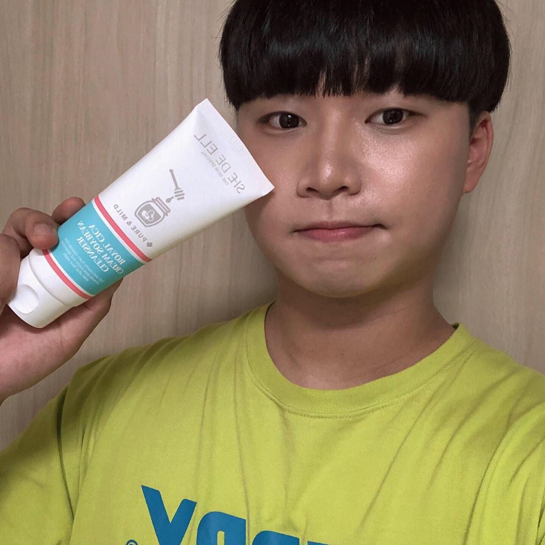 땅딘 (20) on Instagram: “단백질이 풍부하게 함유된 5가지 콩 추출물을 쉐드엘만의 비율로 배합한 "로얄 시카 크림 콩클렌저" 이런분들한테 강추 드립니다👍🏻 - 세안 후 피부가 건조한사람 - 민감한 피부를 가진사람 - 순한 클렌저를 찾는사람 - - - #쉬드엘 #shedeell…”