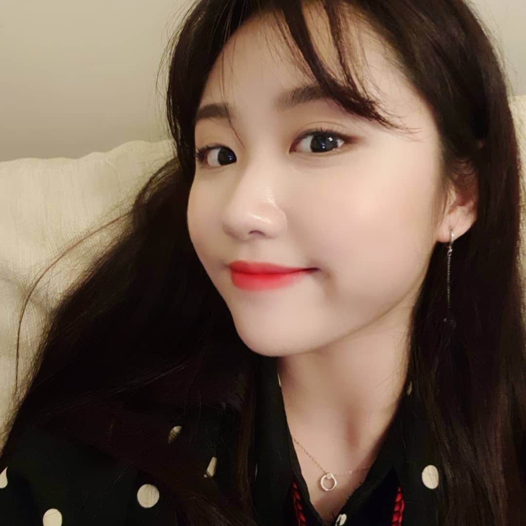 위사랑                  🧚‍♀️ on Instagram: “요즘 날씨가 확 더워져서 너무 무거운 걸 쓰자니 화장이 다 무너🐙지고 앰플 고르기 힘들었는데 무겁지도 않고,안 끈적거리면서도 촉촉산뜻한 걸 찾아버렸다🙊(입틀막) 며칠 써보니까 피부 환해지는 것도 확 느껴지고 화장도 잘 먹어서 기부니가 좋다😎 . .…”