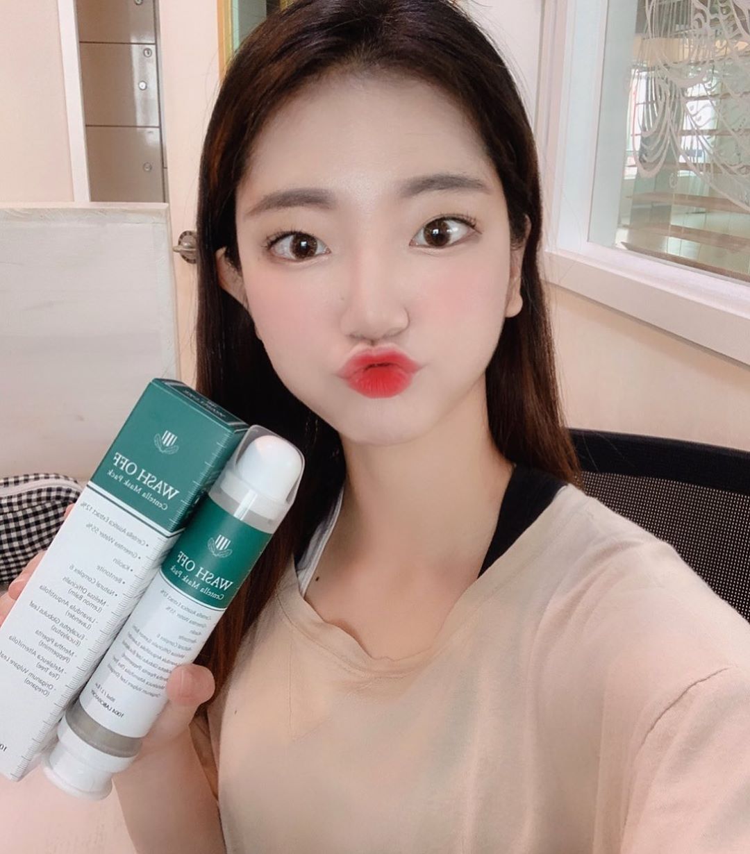 정서진 on Instagram: “요즘 갑자기 날이 더워져서 모공이 넘나넘나 걱정이였는데 센텔라마스크팩으로 해결 ‼️ _ 진짜 생 병풀잎, 녹차잎을 갈아넣은 워시오프팩으로 모공속 노폐물은 비워주고 햇빛에 지친 피부에 진정감과 수분을 채워준답니당 🍃💦 뜯자마자 패키지보고 제일 놀랐음…”
