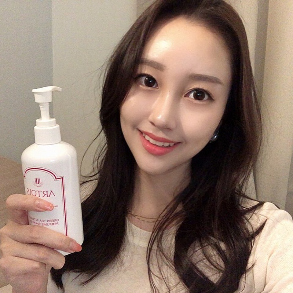 이 예은 on Instagram: “🧖🏻‍♀️🌺
꽃다발을 안은듯 깊고 우아한 향으로
마음에 안정을 가져다 줍니다
-
#천사연구소 #아르투아 #아르투아바디워시 #바디워시추천 #샤워향수 #향수바디워시 #송강바디워시 #artois”