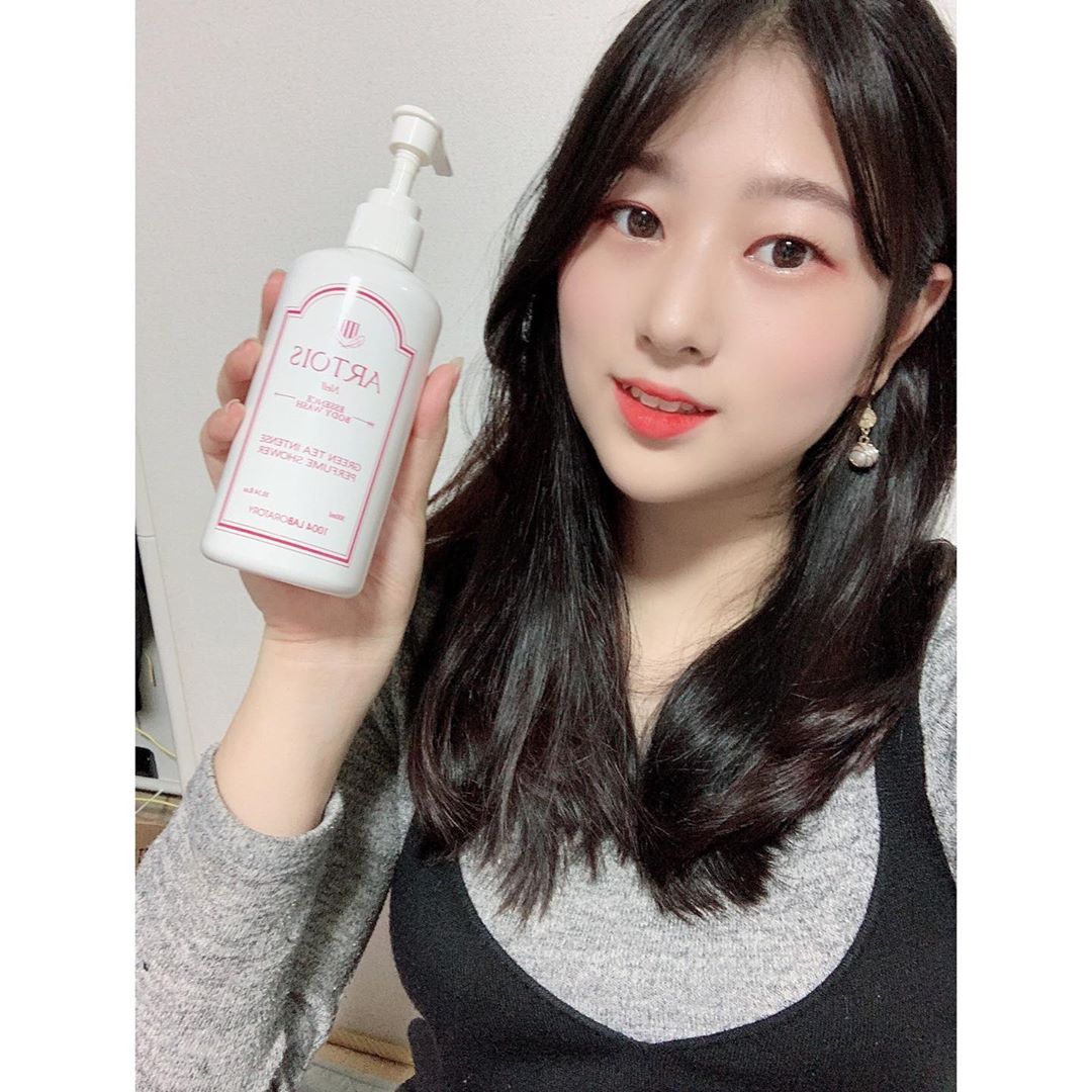 은혜 on Instagram: “☘️🌷아르투아 넬 바디워시🌷☘️ 향수는 너무 독하고 평범한 바디워시는 향이 오래 안 가서 고민하던 중 내 취향 저격한 아이템❣️ 꽃다발을 안은듯 깊고 우아한 플로럴머스크 향으로 고급진 향이 난다‼️ 보성에서 온 녹차수와 비타민이 가득 들은 약산성…”