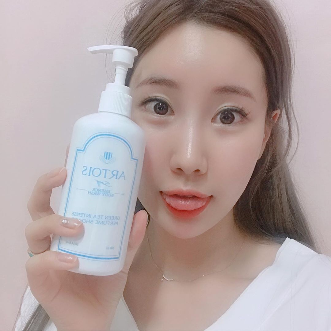 배배 on Instagram: “향수보다 좋은 향기✨ —— 처음 씻을땐 꽃향기? 비누향기? 처럼 부드럽고 사랑스러운 향기에서 잔향으로는 가장 애정하는 머스크향이 은은하게 퍼져요🌸 순한 성분으로 피부를 촉촉하게 지켜주어 샤워 후에도 속당김이 없답니다! 은은한 비누향이 내 살에…”