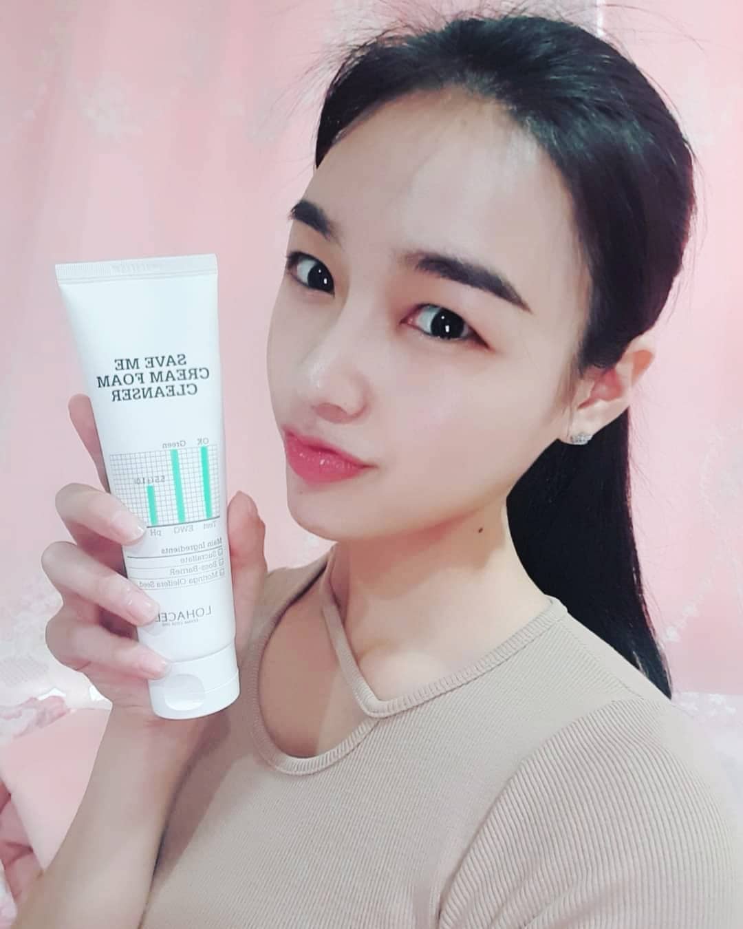 꽃처럼 아름답고 별처럼 빛나는 하나님의 사람, 현희🌸 on Instagram: “순하면서 깨끗하게 메이크업을 지워주는 착한 아이, 미세먼지까지 씻어주는 필수템! 노화방지에 탁월한 모링가씨앗과 피부재생 성분이 들어있는 수크랄페이트를 함유한 폼클렌저에요. 약산성 고집하는 제게 꼭 필요한 제품! 계속되는 촬영 메이크업에 지친 피부,…”