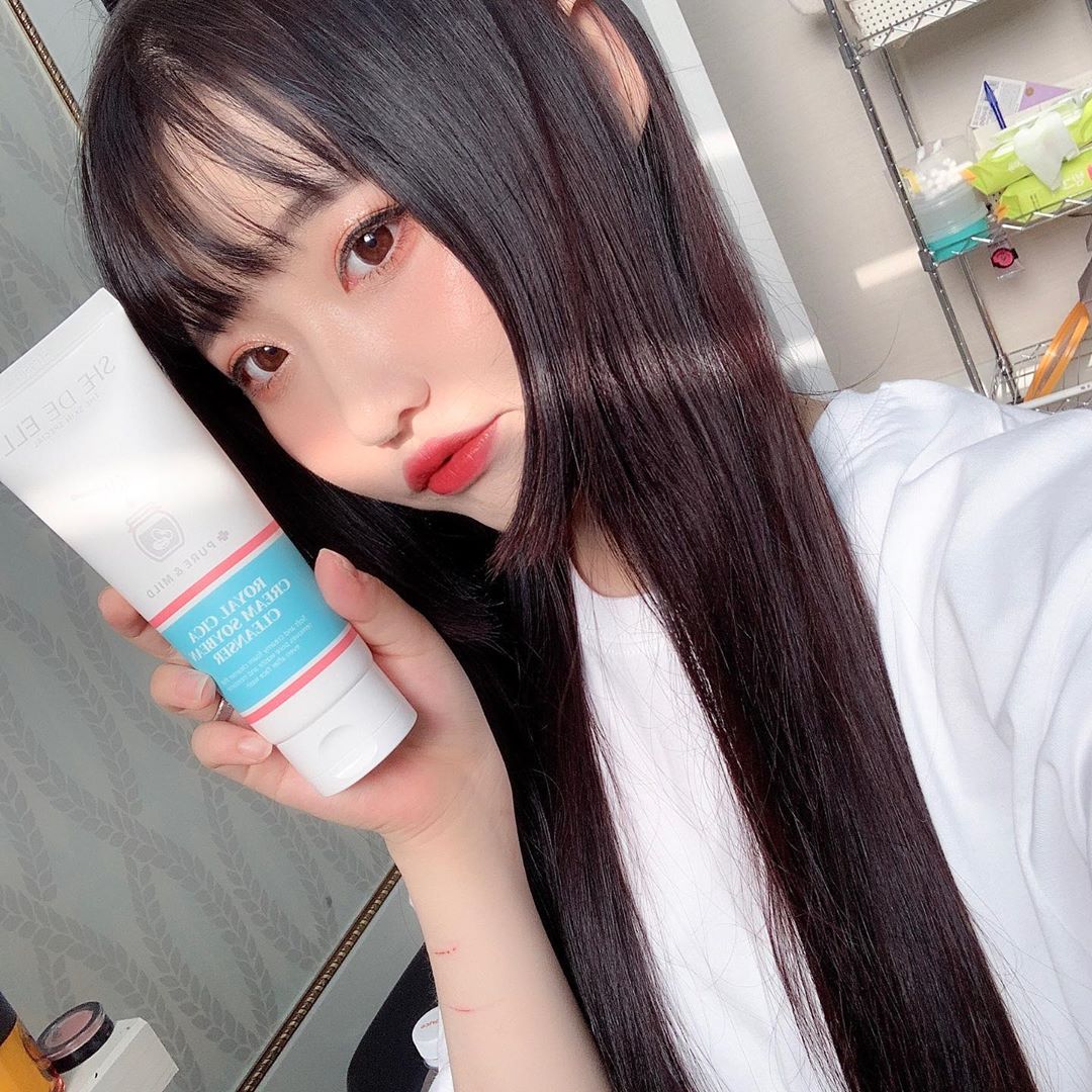 YuJin(22) on Instagram: “요즘 인생 아이템들이 하나씩 생기는것같아요 😭 저같은 민감성이신 인친님들에게 이 아이템을 추천합니다❤️ 👇👇👇 ❤️ [쉬드엘] 로얄 시카 크림 콩클렌저 💙 용량 : 150ml 특징 : 저자극, 약산성, 피부장벽보호및 강화 , 수분보충 , 콩세안…”