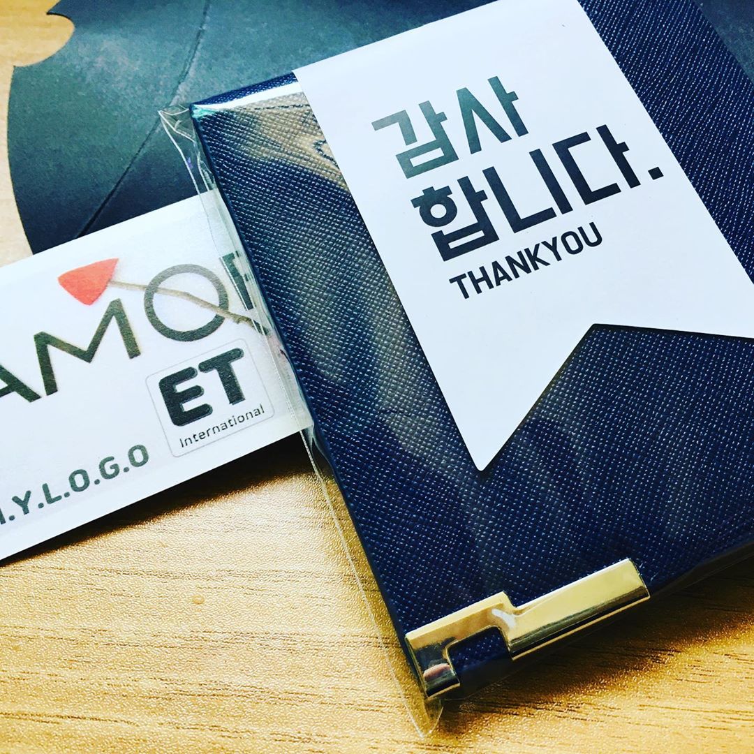 영재(Yeong Jae) on Instagram: “#남자지갑추천#20대남자지갑#10대남자지갑#커플지갑#학생지갑 #사피아노지갑 #가죽지갑 #사피아노반지갑 #이니셜 #리뷰 #리뷰쉐어 #협찬 #fff #f4f 📌 모바일/PC에서 구매하기에 대한 편의성과 가독성은 좋은 것 같아요 택배 상자를 개봉했을 때…”