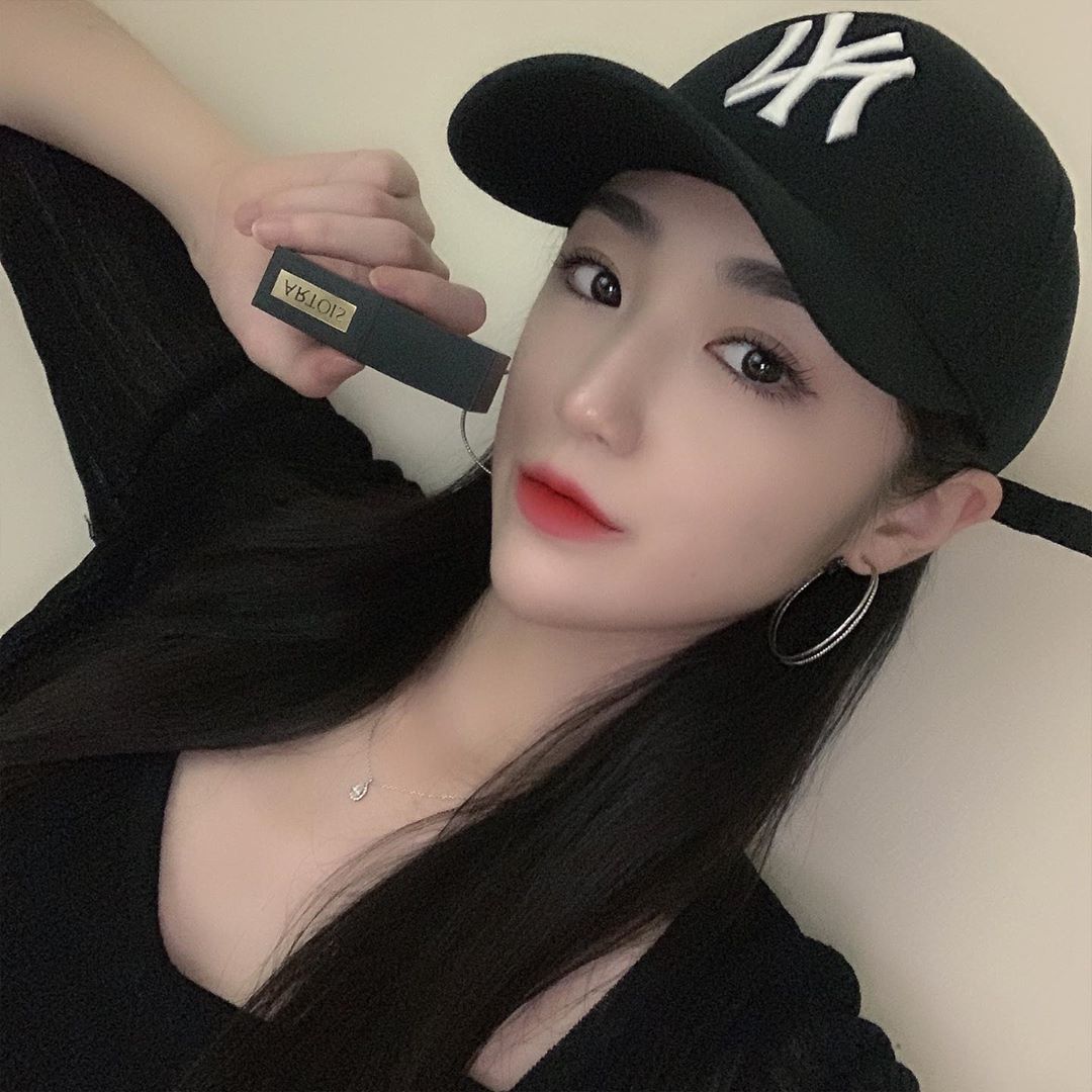 @hope_xb on Instagram: “👉🏻 ———————————————————————— 오버립을 선호하는 편이라 무조건 매트 타입만 쓰는데, 글로시 립스틱을 살짝 얹어도 예쁠 수 있다는 생각이 들도록 해준 착한 립이에요 😘 . 시어버터, 에센셜 오일 등 착한 성분으로 입술 보호와…”