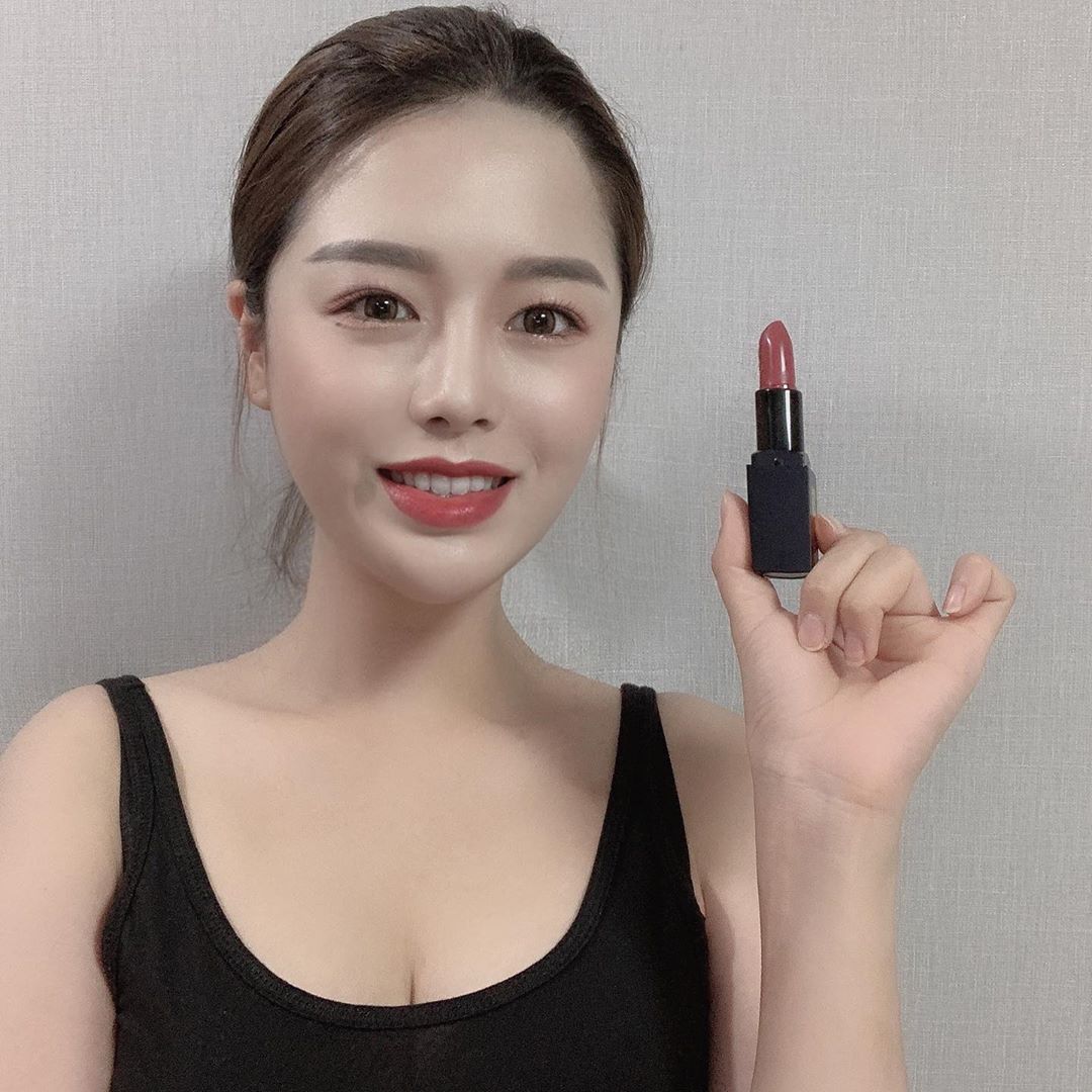 崔朱延 ❦ on Instagram: “♡아르투아 내추럴 필터 립스틱 ♡ ⠀⠀⠀ 입술이 두꺼워서 각질이 생기면 부각이 더 컸었기 때문에 틴트나 글로스가 아닌 립스틱을 바르는 건 생각조차 못 했었는데 촉촉하고 끈적끈적할 정도로 글로시하지 않고 가볍게 바를 수 있어서참 좋다…”