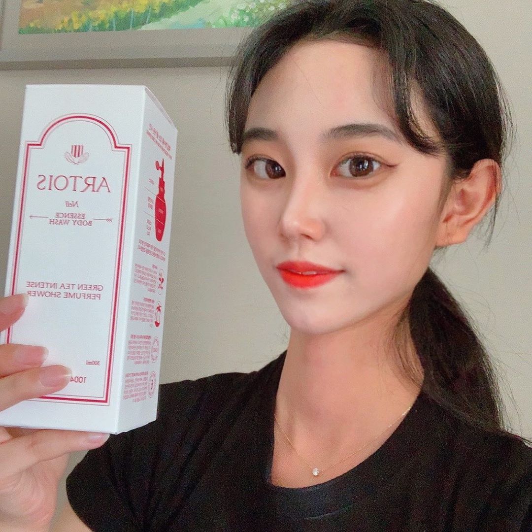 량은 on Instagram: “#아르투아넬에센스바디워시 식물성 추출물과 오일로 민감한 피부를 관리할 수 있어요! 식물성 계면활성제가 함유되어있어서 민감한 피부는 물론 건조하기 쉬운피부에도 좋아요 플로럴머스크향이 진짜 너무좋고 거품이 물같아서 좋아요 ❤️샤워볼에하면 거품 탱글해요…”