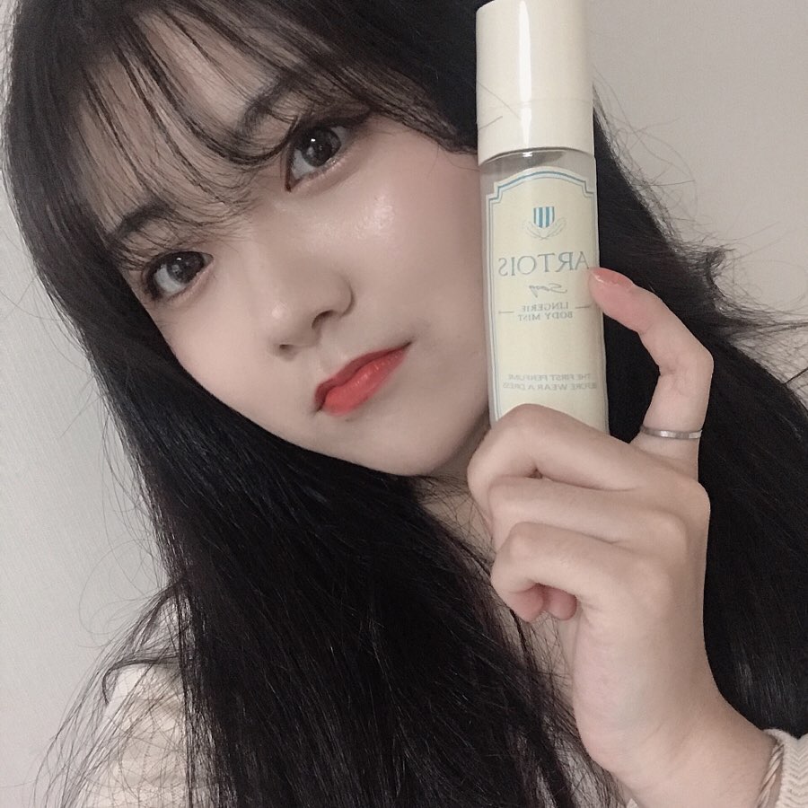 지현 (22) on Instagram: “#아르투아송란제리바디미스트  과하지않게 은은하면서 오래남는 향덕분에 기분까지 좋당 데일리로 쓰기 적합한듯🥰 여태 써본 바디미스트중에 손에꼽을수있을정도로 만족스러움 💓 지금 내가 가지고있는건 비누향인데 ‘플로럴머스크’랑 ‘아쿠아앤프레쉬’도 사용해볼의향…”