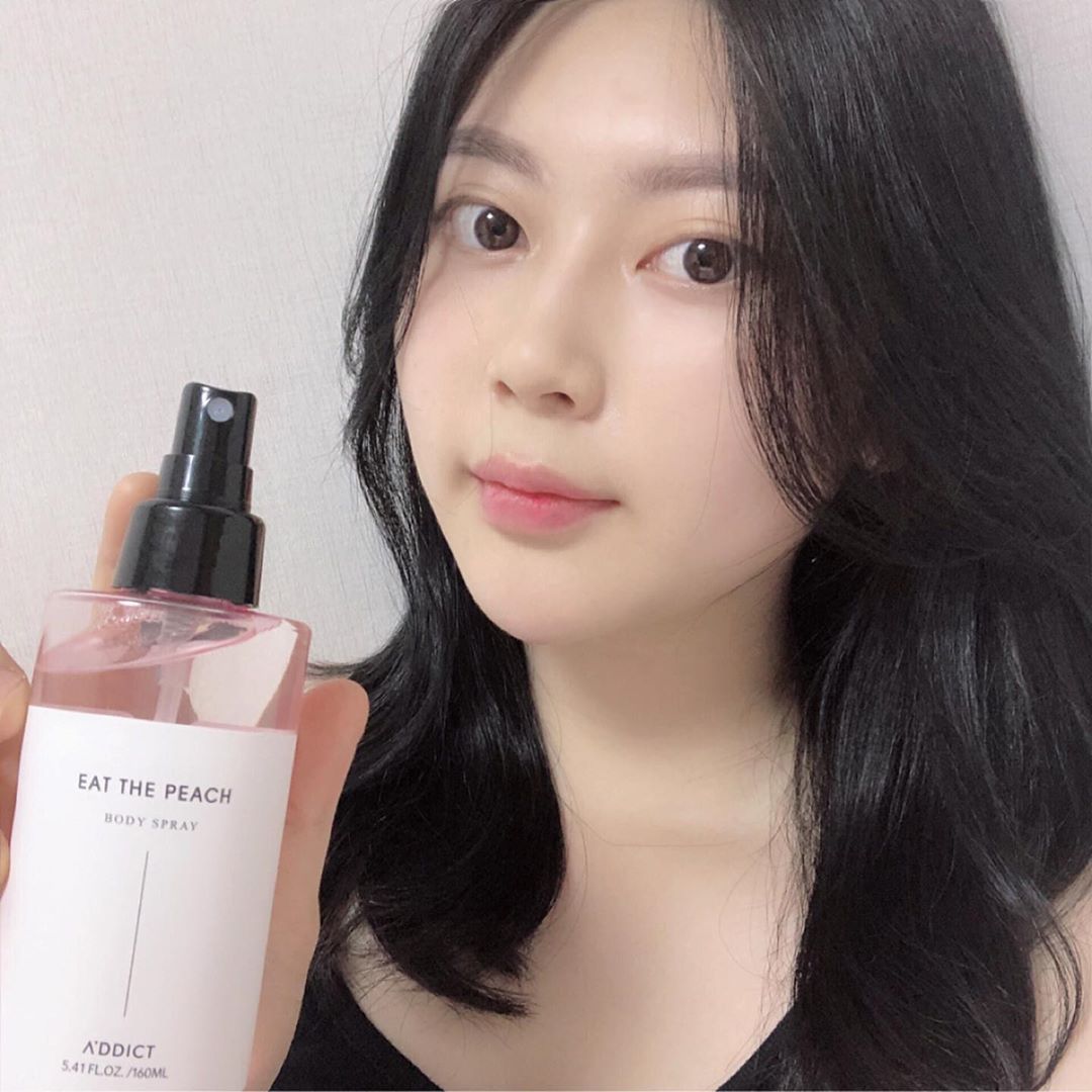 ᴀᴄᴛ   ҉*\٩( ๑•̀o•́๑ )و /*҉ on Instagram: “에이딕트 바디스프레이 잇더피치 🌷  @addict.kr  복숭아 향과 우드 향이 너무 좋아요 (*´꒳`*) 산뜻한 보습감과 알러지free 제품으로 민감성피부도 ! 베이스로 피버러브 고체향수랑 레이어링 시 향도 지속력도 ! 한정수량 판매 상품이래요 !…”