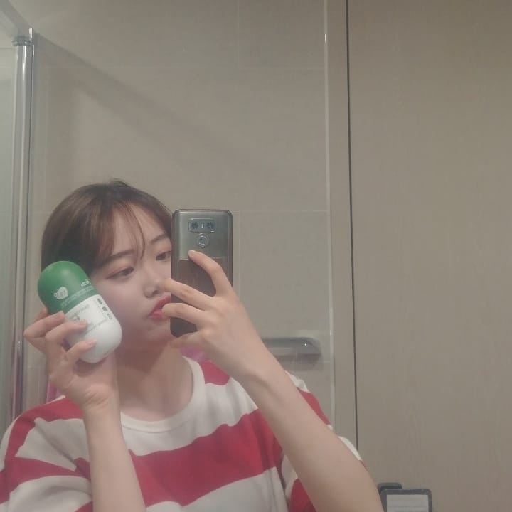 시온 on Instagram: “소유가 광고하는 지알엔다이어트!! 1회 2알씩 하루세번 먹으면 탄수화물이 지방으로 흡수되는걸 억제해서 체지방이 빠진다!! 열심히 먹고 오션월드 가야지🔥🔥🔥 #grn #지알엔 #grn다이어트 #grn진녹이 #진녹이 #깻잎다이어트 #지알엔진녹이…”