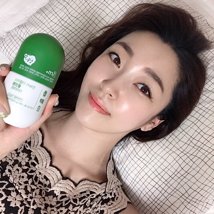 아나운서 김나현 on Instagram: “나도 지알엔🌿 진녹이에 살짝 의지하고 있는 요즘! 예뻐졌다는 얘기를 들어요😀 마음이 편안해져서 그런가봉가~ 다음주 목요일 호캉스까지 깻잎다이어트 진녹이랑 화이팅‼️ . #오늘은 #그날의기록  #지알엔 #grn다이어트 #grn진녹이 #진녹이…”
