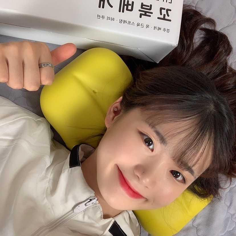 챎블랑📍 on Instagram: “잠자리가 불편해서 잠을못자고있었는데 베개바꾸고 편하게 잘잤어요❗️아침에 일어나면 목이 뻐근했는데 꼬북베개로 바꾸니깐 목 스트레칭효과까지 물건이누..... #거북목 #목스트레칭 이필요하다❗️강추 - - - - - - - - - - #배게추천…”