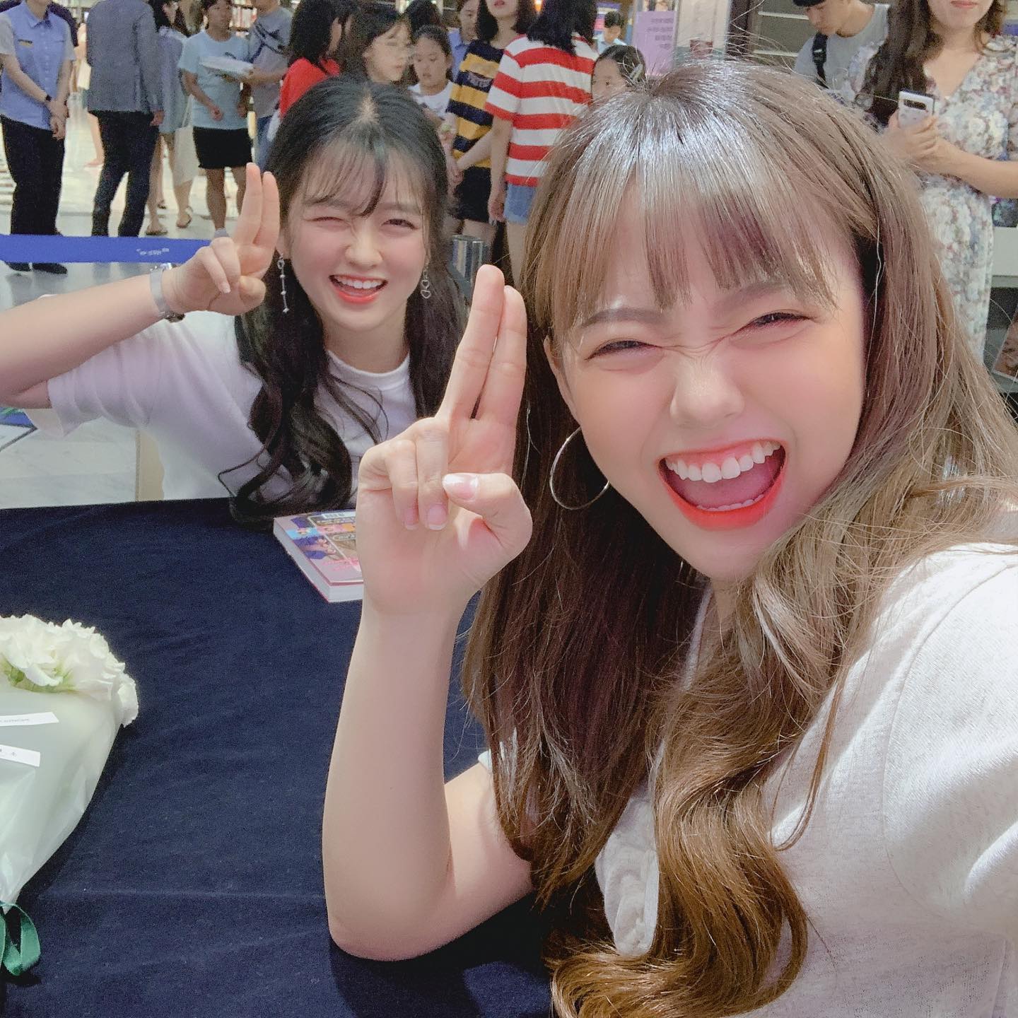 예론니 오랜만이예요🙌🏻❤️
⠀
오늘도 어김없이 만나러 달려갔습니다😆
⠀
팬 싸인회 2시 교보문고 강남점 4시 잠실점 둘 다 갔다는 덕후 손예리...🤣❤️
⠀
오늘 싸인하시느라 수고 많으셨습니다❤️
⠀
신언니도 반가웠습니다🙌🏻❤️(팔 괜찮아요...?)
⠀
다음엔 팬미팅때 봐욧>__<❤ 그땐 더 예쁜 꽃으로🙌🏻
⠀
#옐언니 #팬싸인회 #교보문고 #강남 #잠실 #옐바라기 #행복해요
⠀