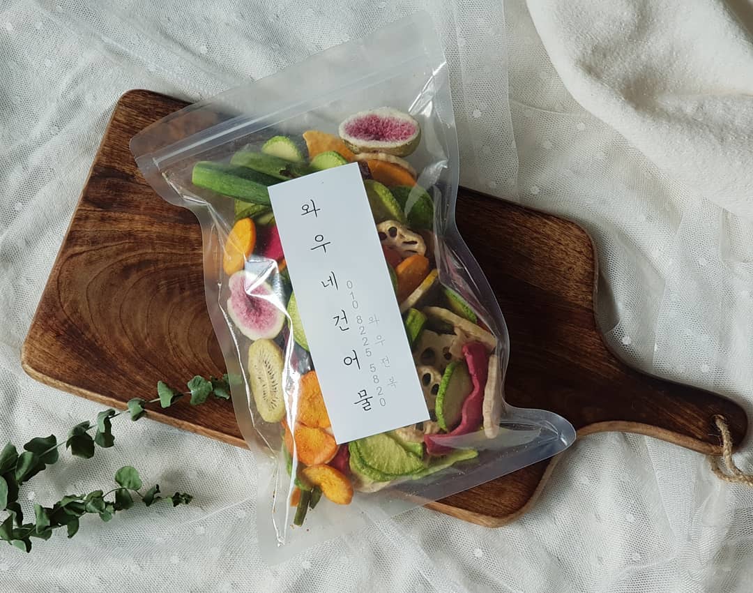 H.YuHa🌿 on Instagram: “⠀ ⠀ ⠀ ⠀ 출산 후 스트레스 받아서 너무 아무거나 먹은 요즘 . 지금부터라도 건강하게 먹기 실천! ⠀ 요고 동결건조야채칩인데 바삭하고 고소해요 🧡  트랜스지방 0%에 색감도 이쁘고 과자대신 아이들 간식 대용 , 임산부및 수유부 간식으로 손색없을…”