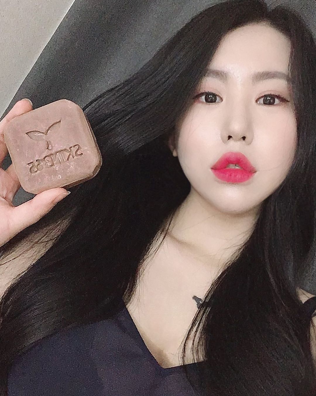 수진 秀真 (SUJIN) 🇰🇷 on Instagram: “친절하게 거품망도 주셨당 🤭 요즘 피부관리 열심히 하는 제게 주신 선물 ... #천연비누 #스킨365 #클렌징비누 #등드름비누 #여드름클렌징 #여드름비누 #리뷰쉐어 #ad #뷰티스타그램 #리뷰어 #체험단 #셀카 #셀피 #데일리 #selca…”