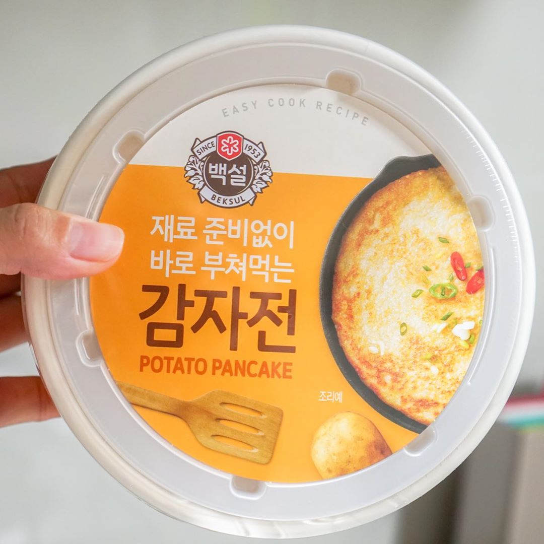 집요정_박씨 🌿 on Instagram: “- 출출한 밤 #야식이 출동 요리고자도 문제없이 살아있는 식감 그대로 😀 - 특히! 강판에 바로 갈아서 넣은듯한 #감자전 식감에 홀릭 💕 감자전분과 감자플레이크 황금비율! 환상케미 🤩🤩 뜯고, 섞고, 부치고! 쫀득쫀득 고소 ✨ 쟁여놔야겠다 #레알맛남…”