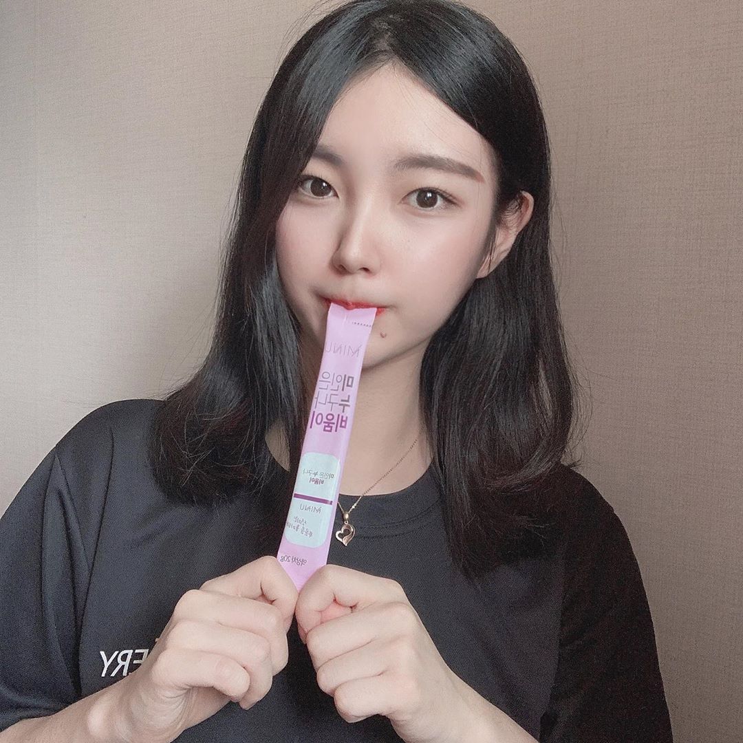 소영짱♥ on Instagram: “다이어트를 하다보면 변비‼️에 걸리시는 분들이 많은데 그런 분들을 위한 미누에서 출시한 #변비해결방법 바로 비움이❗️임당 ㅎㅎ 비움이는 푸룬이 함유되어있어 💩❌에 더욱더 효과적이랍니당 그냥 섭취해도 좋고 물이나 요구르트,우유와 같이 먹어도 좋아요!…”