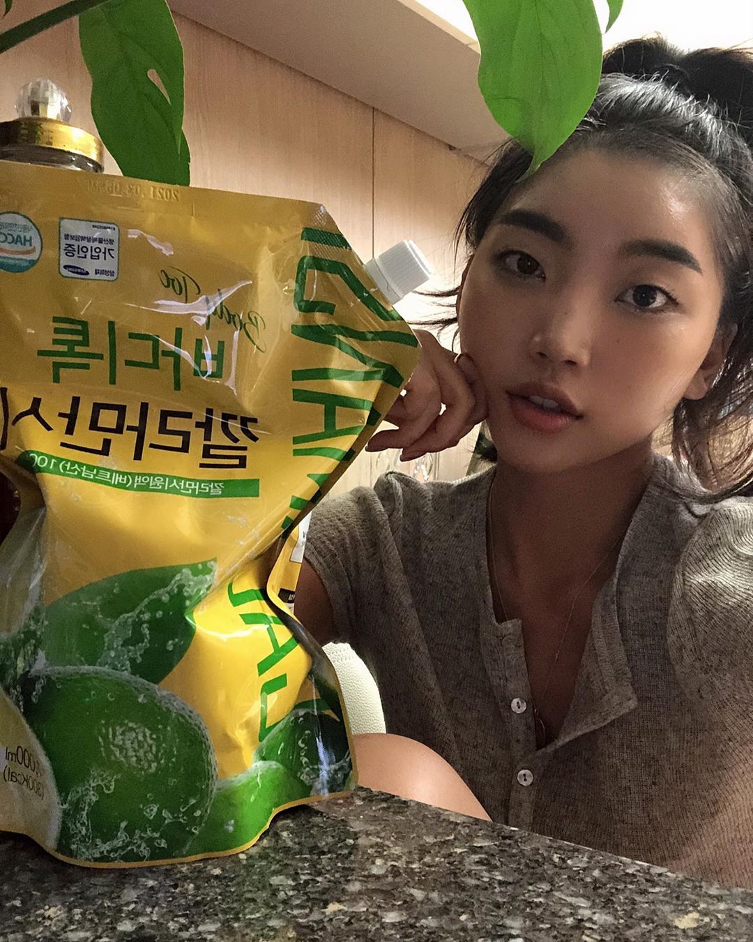 Fitfl[핏플]: Fitness+Flower on Instagram: “{어머, 이건 먹어야 해}2탄  굶지않는 건강한 다이어트를 시작하고 나름 음식으로 균형잡힌 영양소를 섭취하려고 하는데 요즘 요 깔라만시는 100%착즙에 식품안전관리인증(HACCP)까지 인증받은 제품이라 안심하고 비타민C 먹는 중 (비타민C챙겨먹는…”