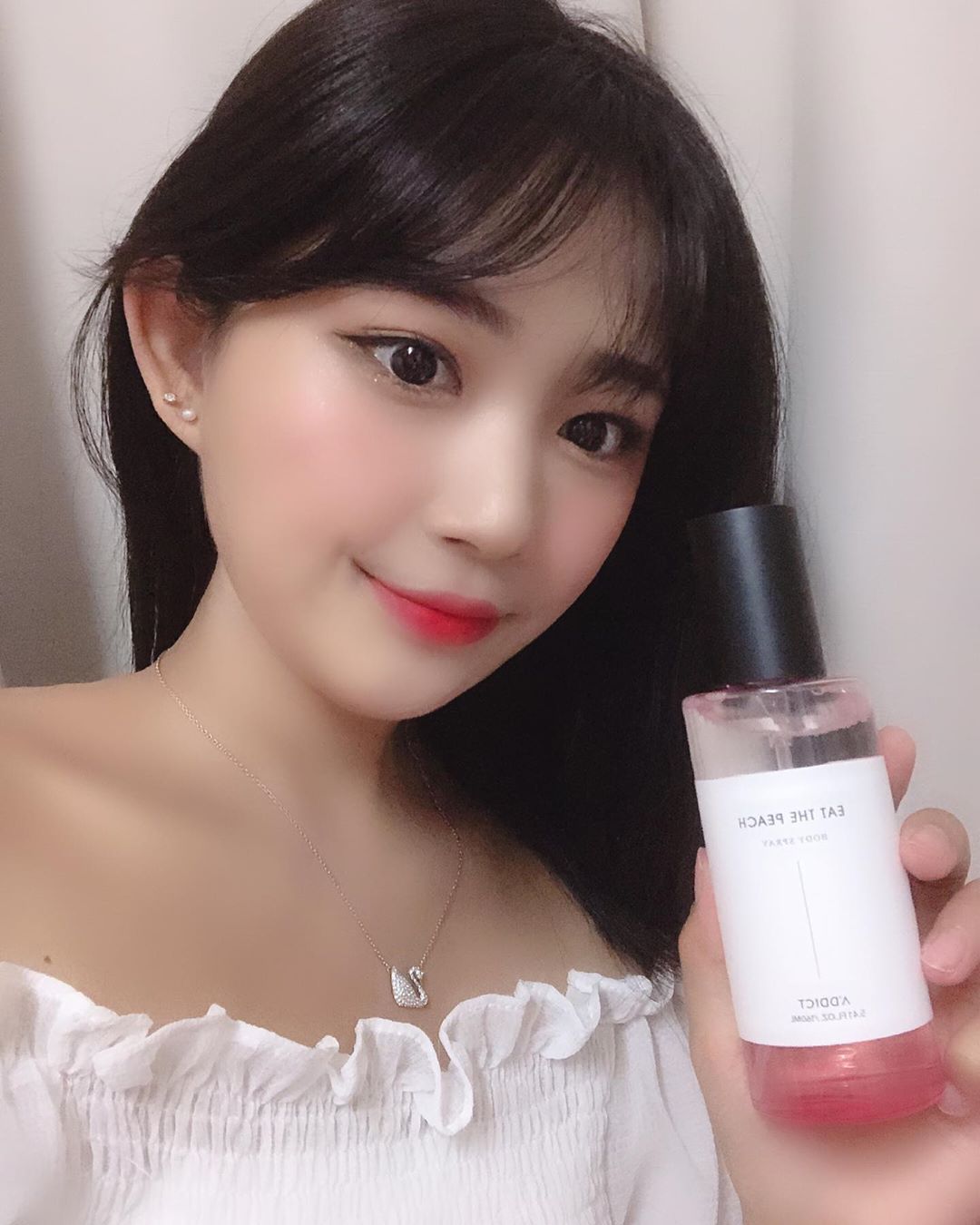 경아💕 on Instagram: “한정 판매중인 잇더피치 바디스프레이!!! 🌸농익은 복숭아 향과 묵직한 우드 향취가 매력적인 바디스프레이 ⠀⠀⠀⠀ 🌸샤워 후 산뜻한 보습감과 알러지free 제품으로 민감성 피부도 걱정없이…”